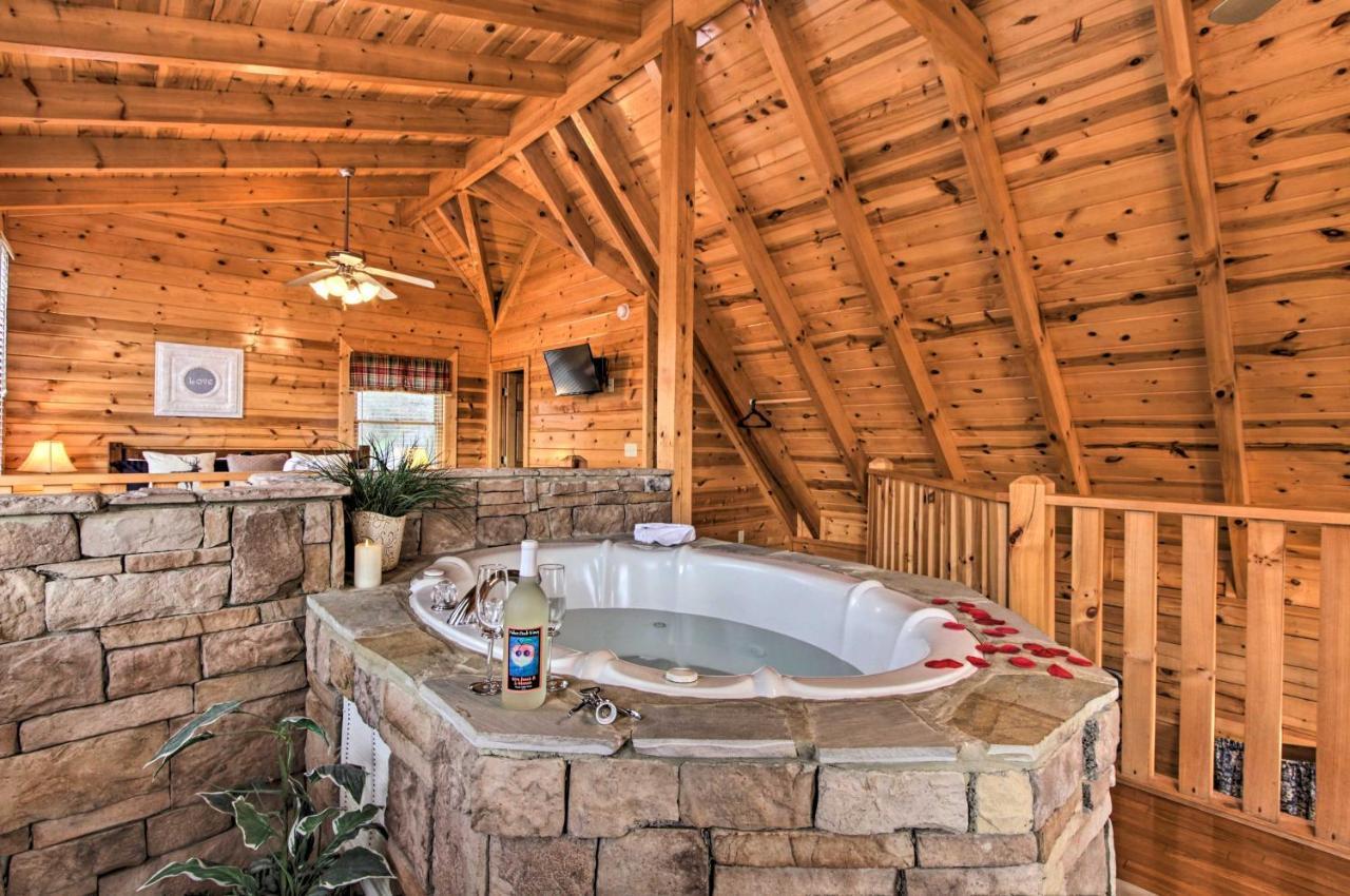 Romantic Cabin With Hot Tub In Pigeon Forge! Exterior foto